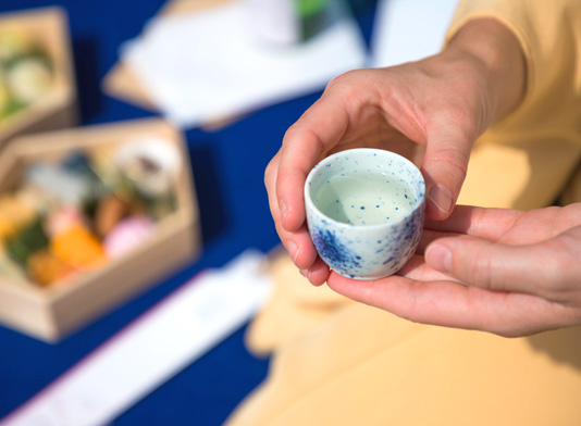 京都の蔵元の日本酒や宇治茶老舗店の水出し緑茶も振舞われた