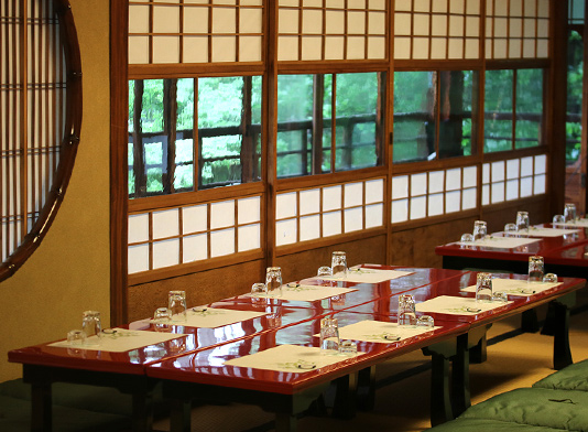 紹介者なしでは入ることができないお茶屋「祇園 桝梅」の広間